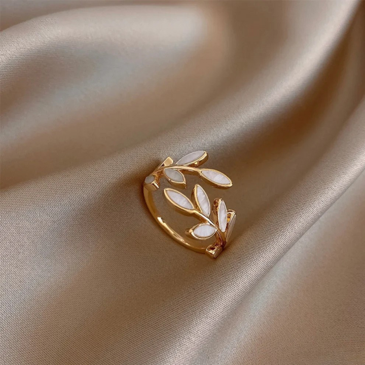 Bague réglable avec plateau en opale blanche en or