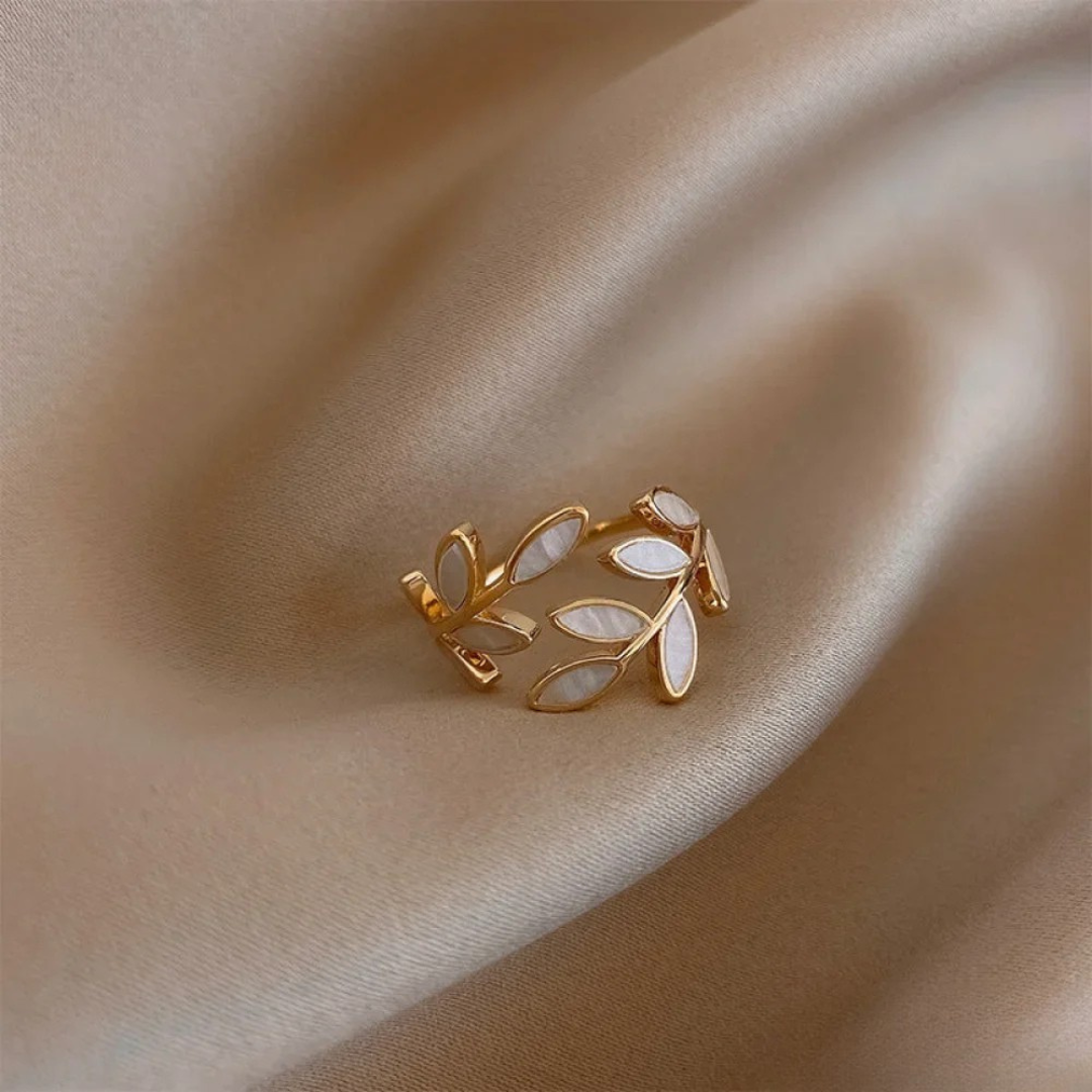 Bague réglable avec plateau en opale blanche en or