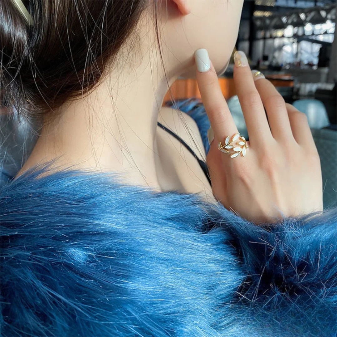 Bague réglable avec plateau en opale blanche en or