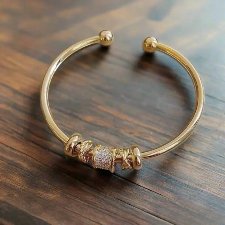 Bracelet ajustable avec des charms en or