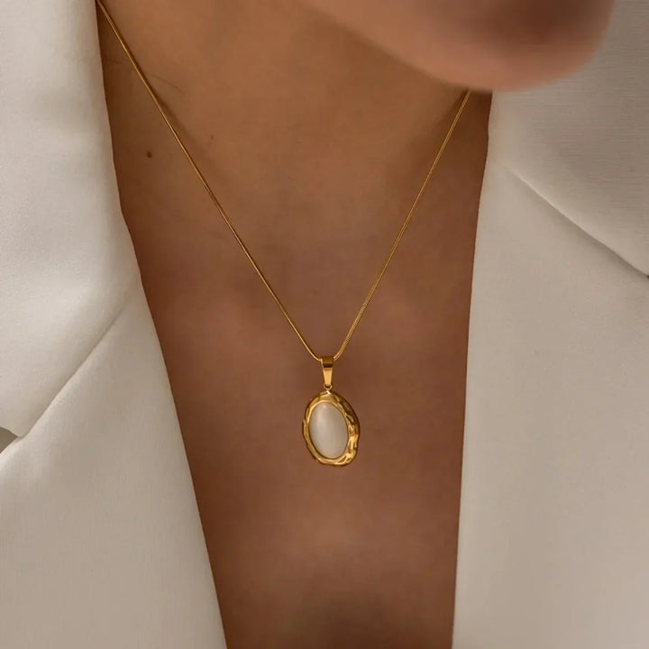 Collier Opale Ovale Œil de Chat Plaqué Or