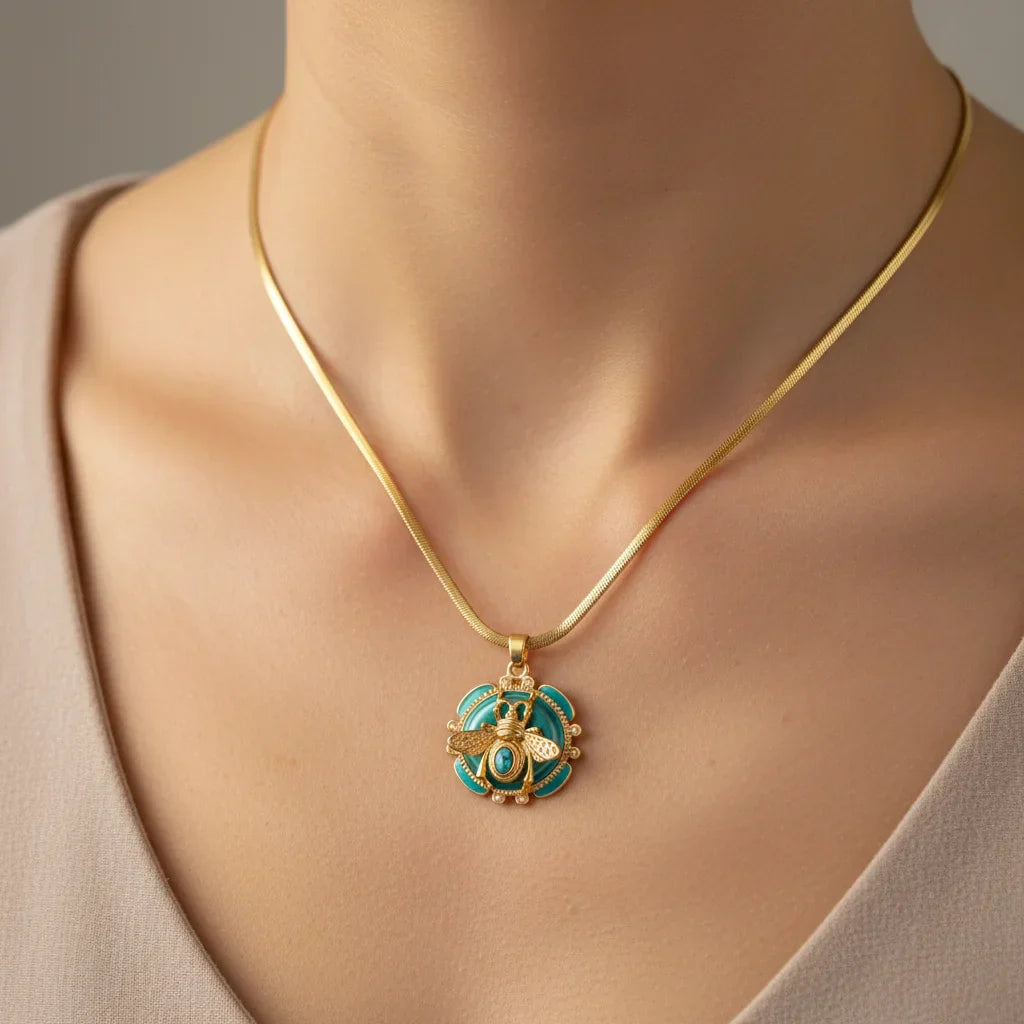 Collier Pendentif Abeille Chic en Or Turquoise