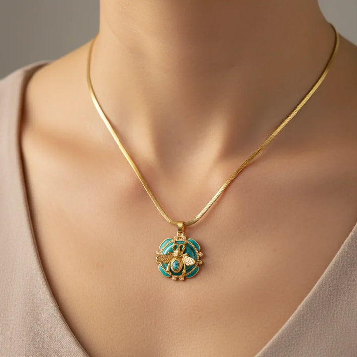 Collier Pendentif Abeille Chic en Or Turquoise