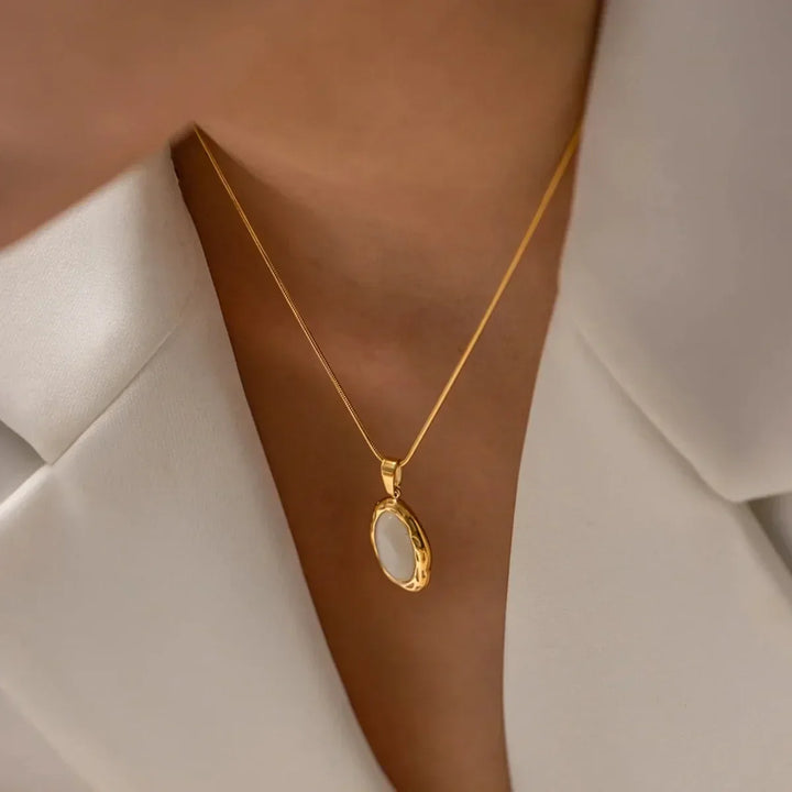 Collier Opale Ovale Œil de Chat Plaqué Or