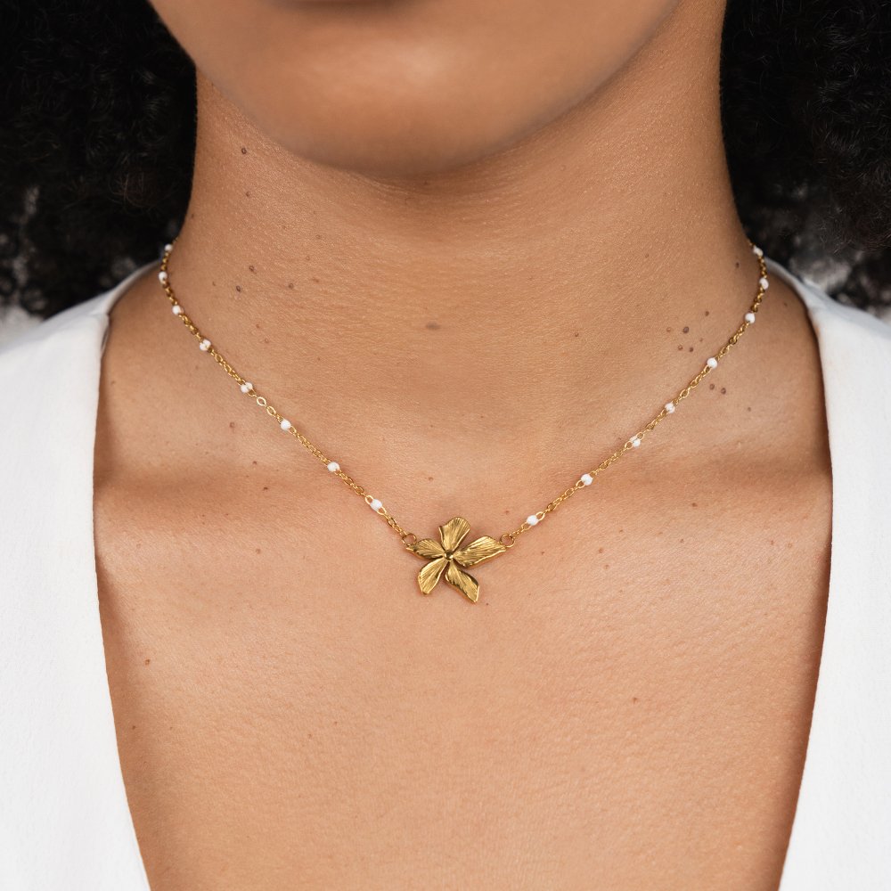 Collier Élégant en Or avec Fleurs
